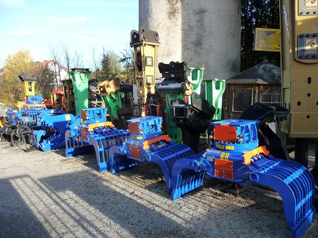 Lagerhof mit verschiedenen Anbaugeräten für Abbruch und Recycling